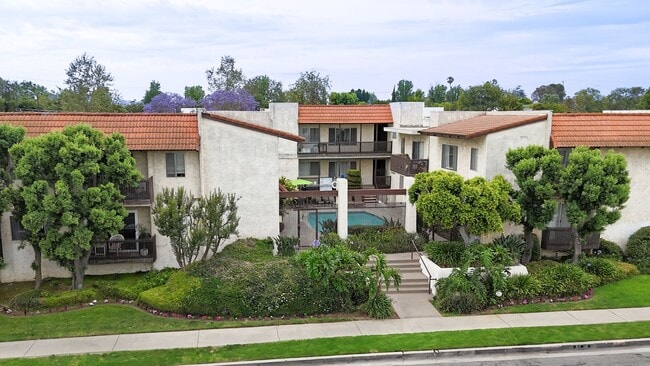 Woodman Apartments in Van Nuys, CA - Building Photo - Building Photo