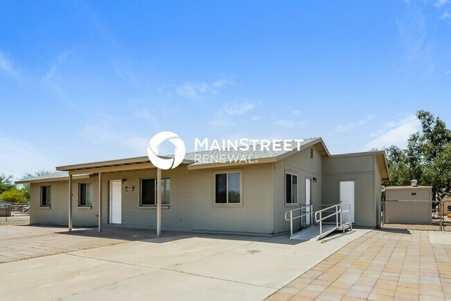 7400 W Calle Medina in Tucson, AZ - Foto de edificio - Building Photo