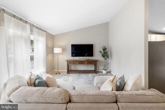 12800 Turberville Ln in Herndon, VA - Building Photo - Building Photo