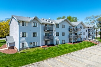 Country Court Apartments in Waukee, IA - Foto de edificio - Building Photo