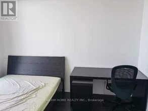 225 Webb Dr in Mississauga, ON - Building Photo - Building Photo