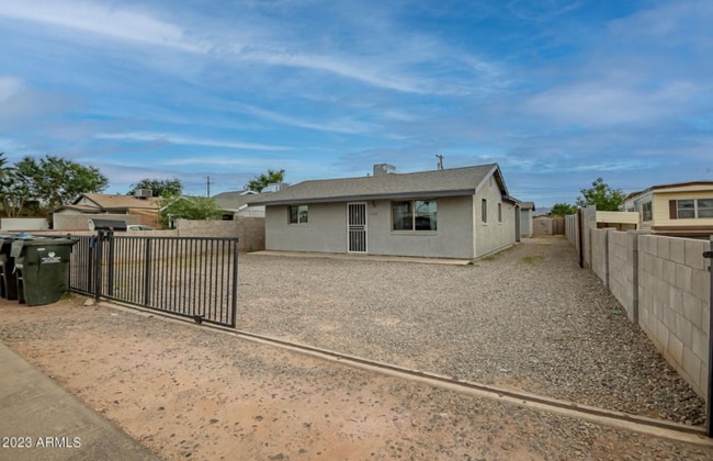property at 2413 W Yuma St
