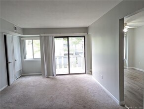 12 Cedar Ct in East Haven, CT - Building Photo - Building Photo