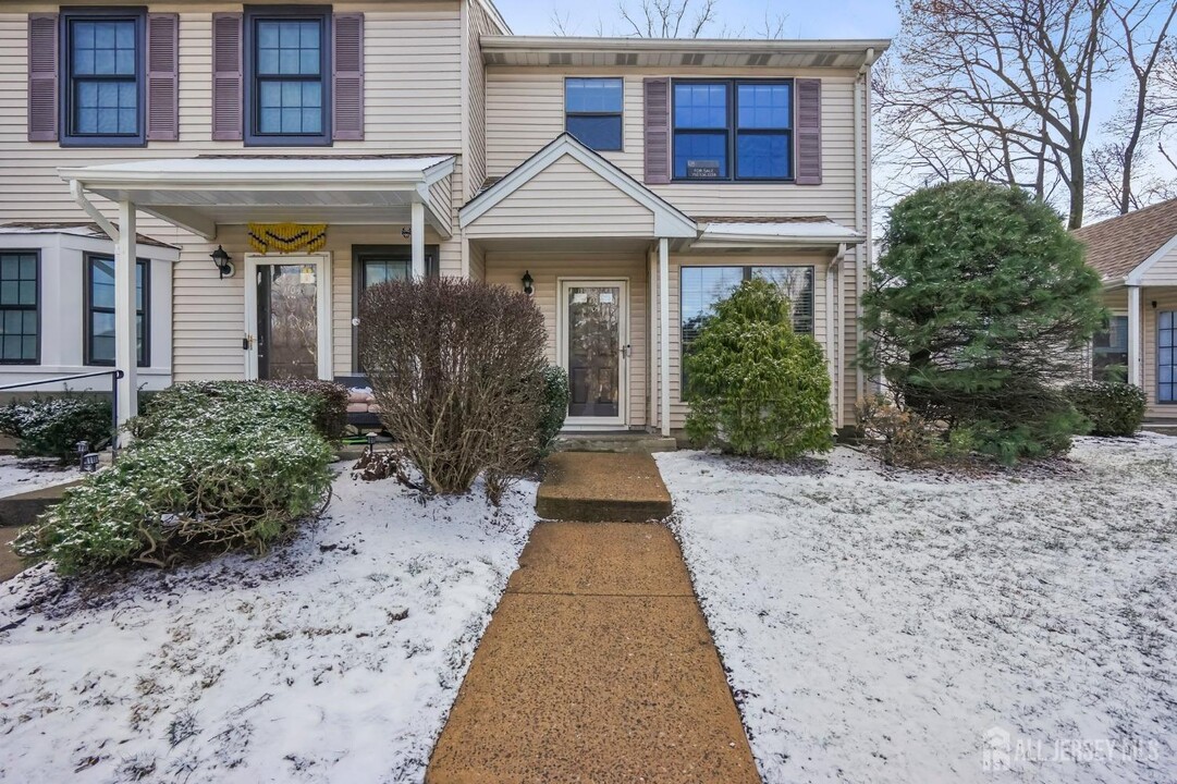1105 Maplecrest Rd in Edison, NJ - Foto de edificio