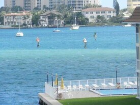 2936 Lake Shore Dr in West Palm Beach, FL - Building Photo