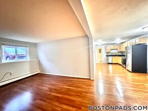 715 N Main St, Unit 5 in Fall River, MA - Foto de edificio - Building Photo