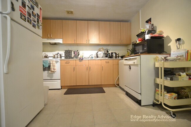 365 Faneuil St, Unit 6 in Boston, MA - Foto de edificio - Building Photo