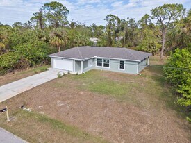 2462 Ensenada Ln in North Port, FL - Building Photo