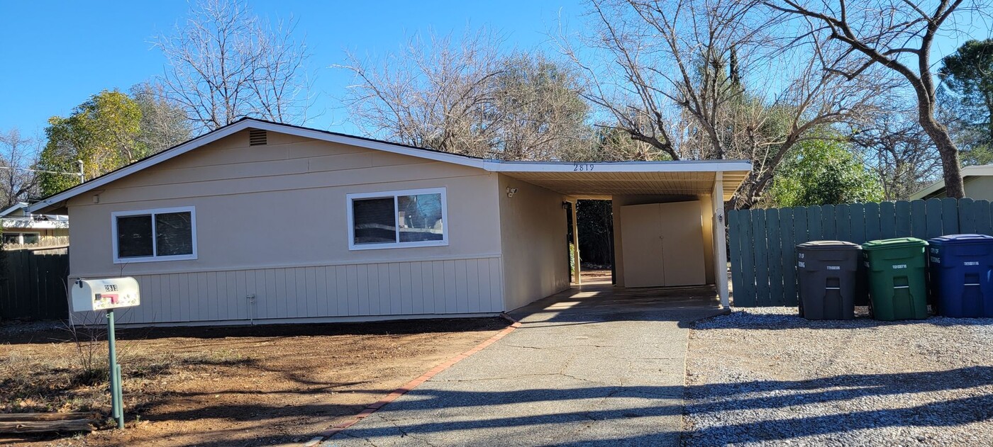 2819 Fairway Ave in Redding, CA - Building Photo