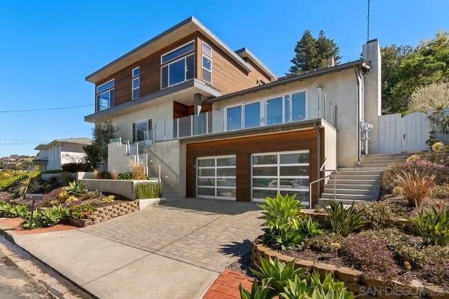 923 Muirlands Vista Way in San Diego, CA - Building Photo - Building Photo