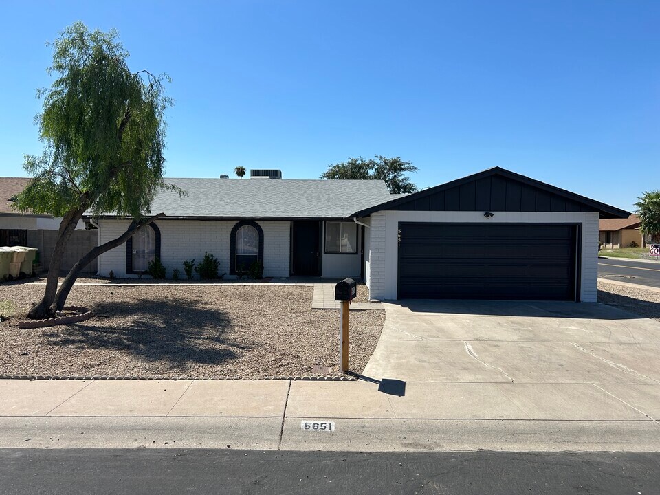 5651 W Sunnyslope Ln in Glendale, AZ - Foto de edificio