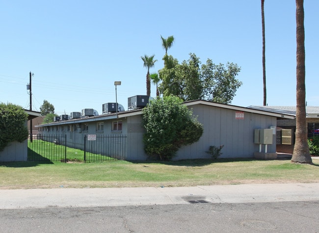 Green Lake Apartments in Phoenix, AZ - Building Photo - Building Photo