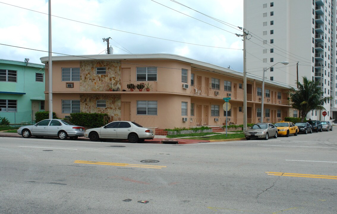 Indian Creek Apartments in Miami Beach, FL - Building Photo