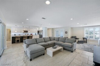 725 Old Trail Dr in Naples, FL - Building Photo - Building Photo