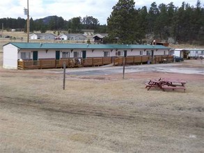 25083 Spring Pl in Custer, SD - Foto de edificio - Building Photo