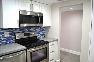 8045 SW 107th Ave in Miami, FL - Building Photo - Building Photo