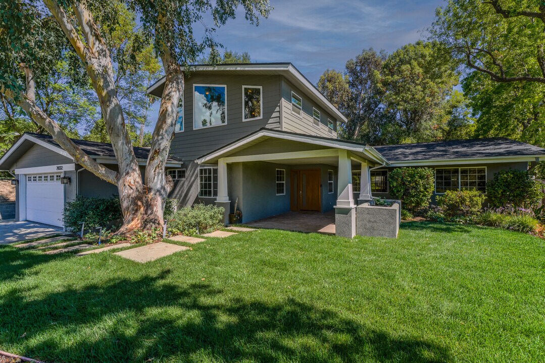 24332 Hatteras St in Los Angeles, CA - Building Photo