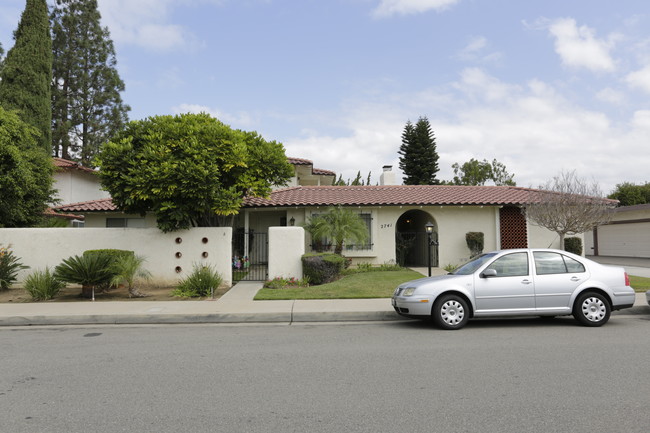 2741 E Almond Ave in Orange, CA - Foto de edificio - Building Photo