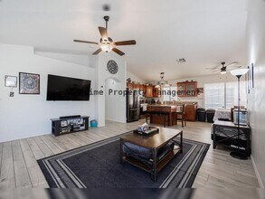 15614 N 34th St in Phoenix, AZ - Foto de edificio - Building Photo