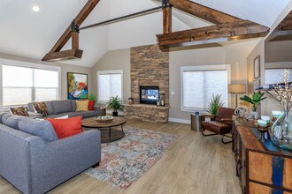 The Commons @ Pilot Butte Apartment Homes in Bend, OR - Foto de edificio - Building Photo