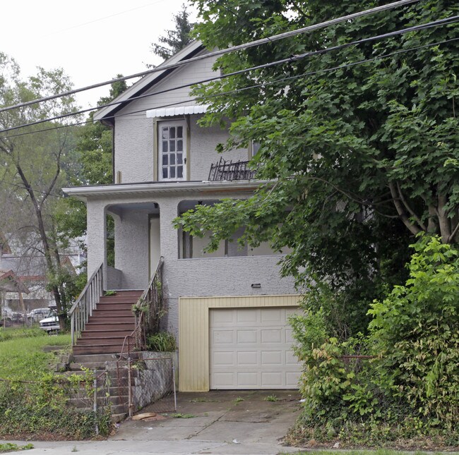 3570 Vine St in Cincinnati, OH - Foto de edificio - Building Photo