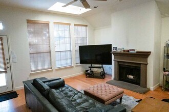 4905 Canberra Ln in Arlington, TX - Foto de edificio - Building Photo