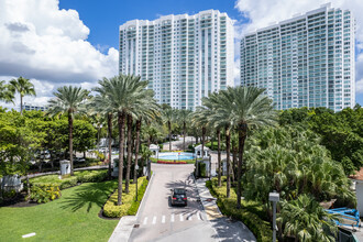 Villa Marina in Aventura, FL - Foto de edificio - Building Photo