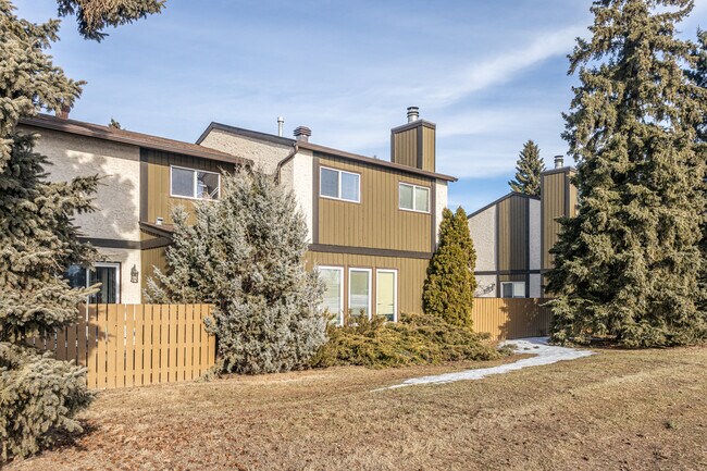 7053 32 Ave NW in Edmonton, AB - Building Photo - Primary Photo