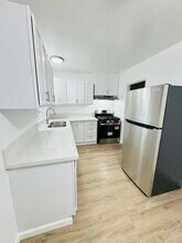 14758 Blythe St in Panorama City, CA - Foto de edificio - Building Photo