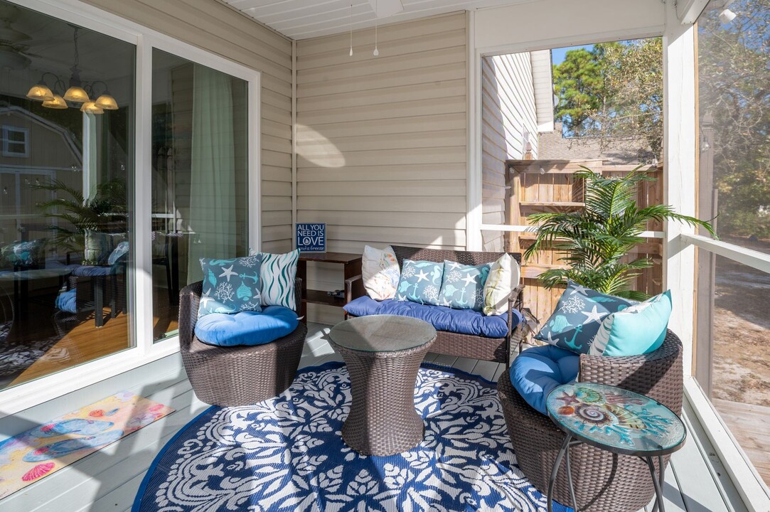 162 NW 5th St in Oak Island, NC - Foto de edificio