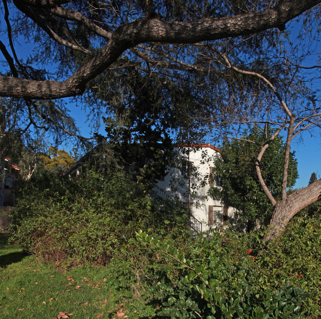 1621 Riverside Dr in Glendale, CA - Foto de edificio - Building Photo