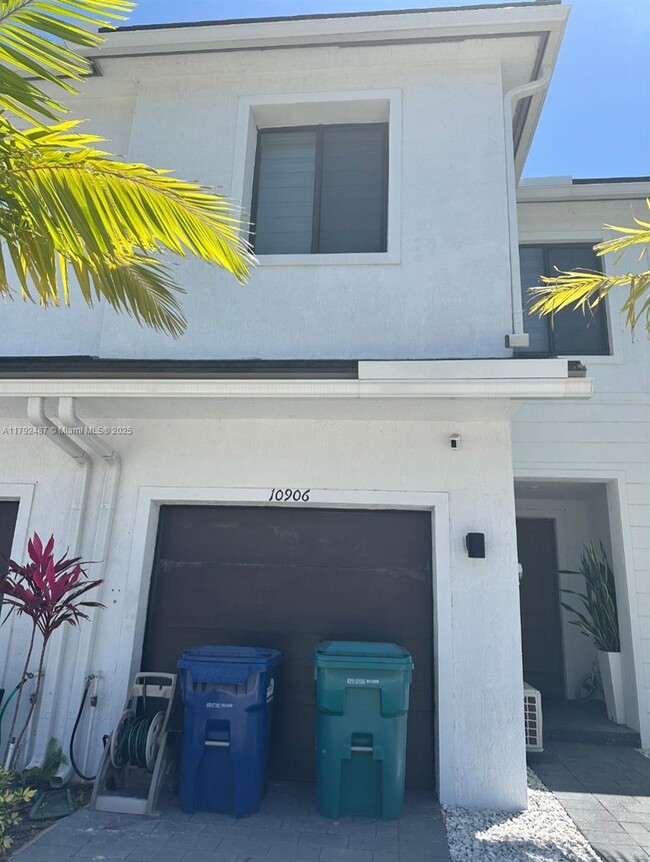 10906 SW 232nd Terrace in Princeton, FL - Building Photo - Building Photo