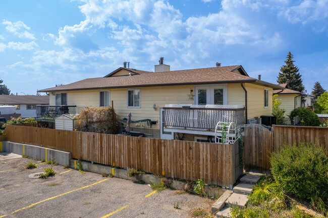 1420 43 St SE in Calgary, AB - Building Photo - Building Photo