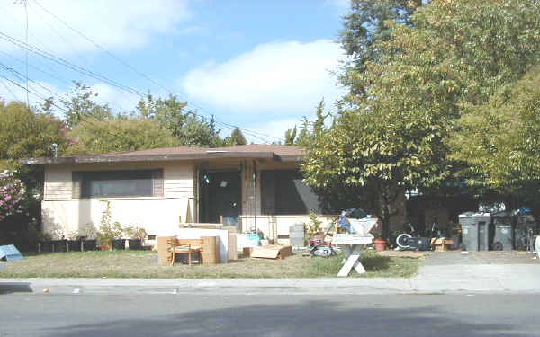 235 Carrillo St in Santa Rosa, CA - Foto de edificio - Building Photo