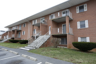 Lamden Court in Winchester, VA - Building Photo - Building Photo