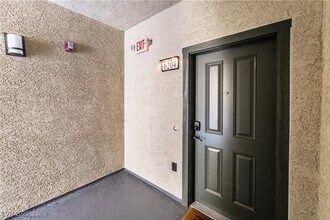 2555 Hampton Rd in Henderson, NV - Foto de edificio - Building Photo