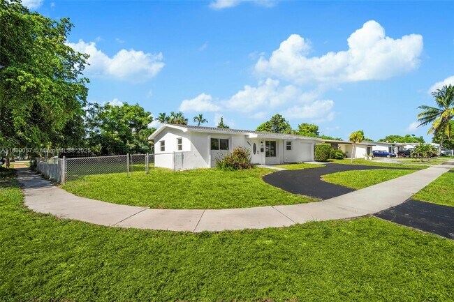 5991 NW 14th Pl in Sunrise, FL - Building Photo - Building Photo