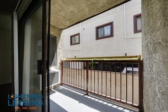 6827 Whitsett Ave in Los Angeles, CA - Building Photo - Building Photo