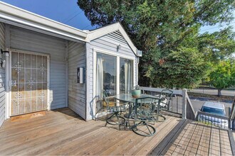1537 Hood Rd in Sacramento, CA - Building Photo - Building Photo