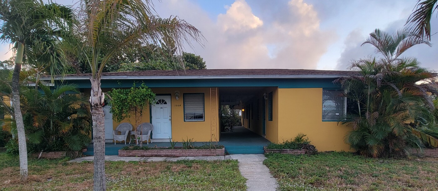 1938 Fillmore St, Unit #4 in Hollywood, FL - Building Photo