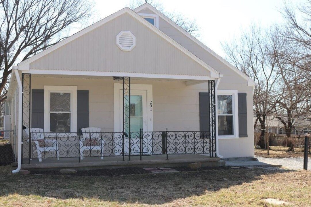 201 W 77th Terrace in Kansas City, MO - Foto de edificio