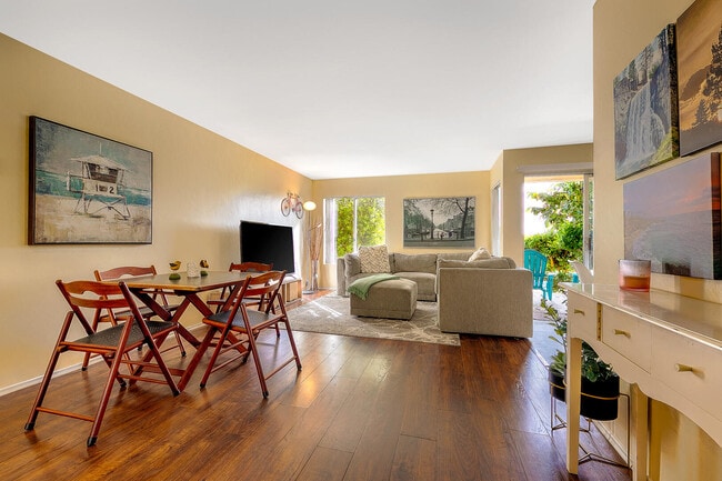 1855 Diamond St, Unit 128 in San Diego, CA - Foto de edificio - Building Photo