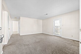 1860 Waters Edge Dr in Clarksville, TN - Foto de edificio - Building Photo