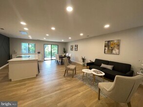 11307 Gatesborough Ln in Reston, VA - Foto de edificio - Building Photo