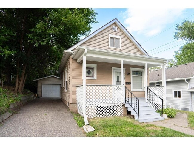 property at 1333 E Pacific St