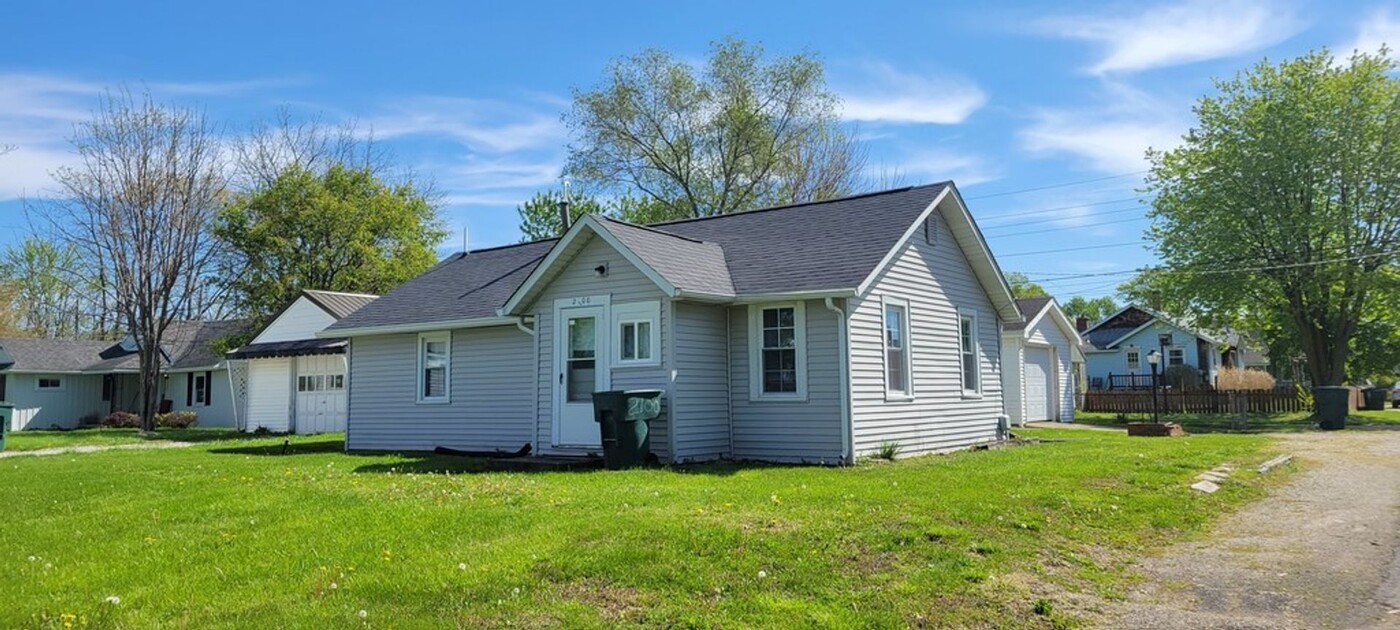 2100 N Hollywood Ave in Muncie, IN - Building Photo