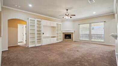 613 W Sheila Cir in Joshua, TX - Foto de edificio - Building Photo