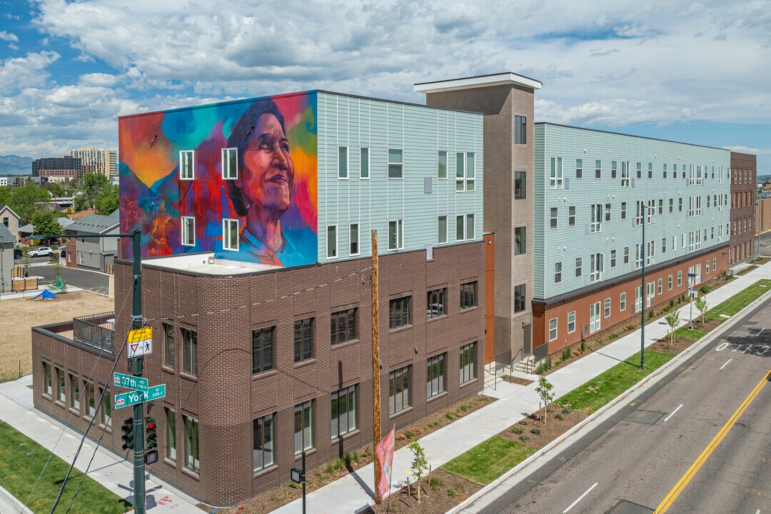 Clara Brown Commons in Denver, CO - Foto de edificio