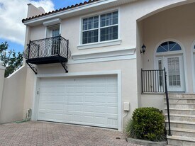 100 Ricardo Way NE in St. Petersburg, FL - Building Photo