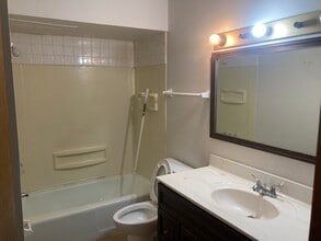 10628 W Bobolink Ave, Unit 8 in Milwaukee, WI - Foto de edificio - Building Photo